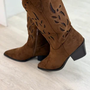 Bootsit kukkadetaljeilla